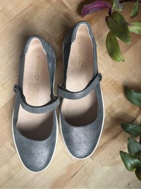Vionic Mary Jane Uptown Leather
Ballet Flats Polluted Silver Shimmer - Size 8!